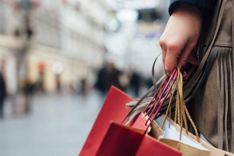 Shopping di Natale: il last minute vince, ma si inizia già a settembre con le scelte