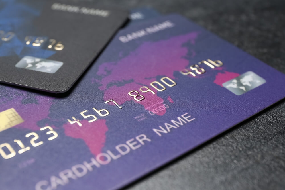 Credit,Cards,On,Black,Grunge,Table